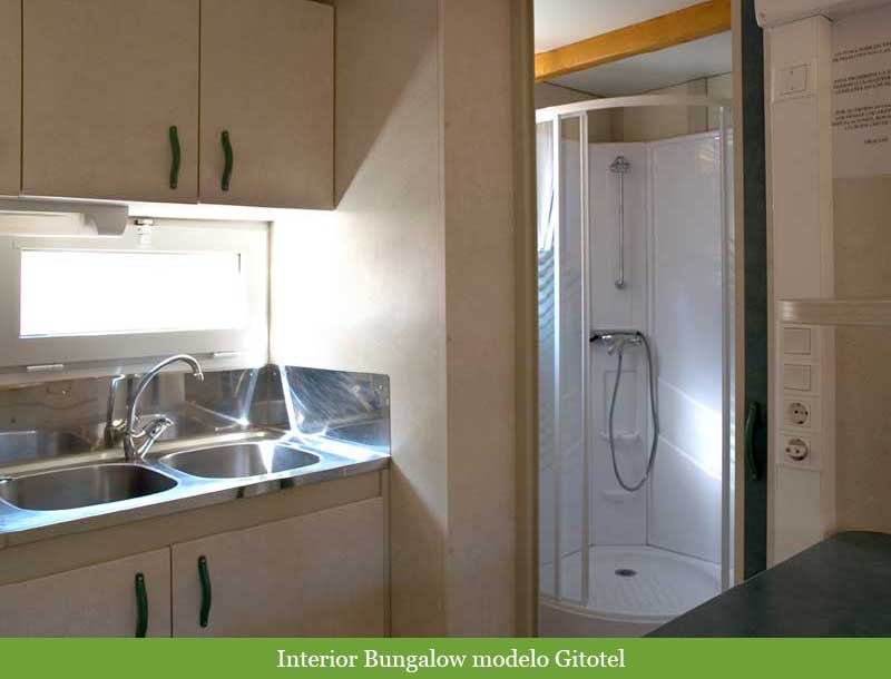 Baño y cocina de bungalow, modelo Gitotel