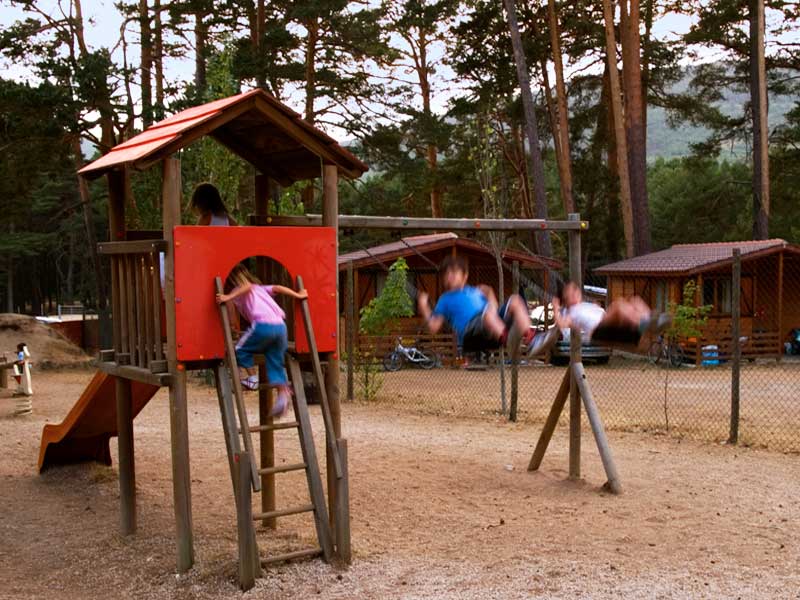 Niños jugando en el parque infantil